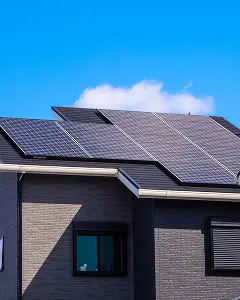 住宅の屋根に設置された太陽光発電システム