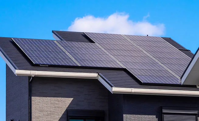 住宅の屋根に設置された太陽光発電システム