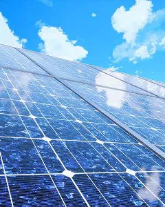 青空と太陽光パネル