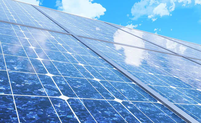 青空と太陽光パネル