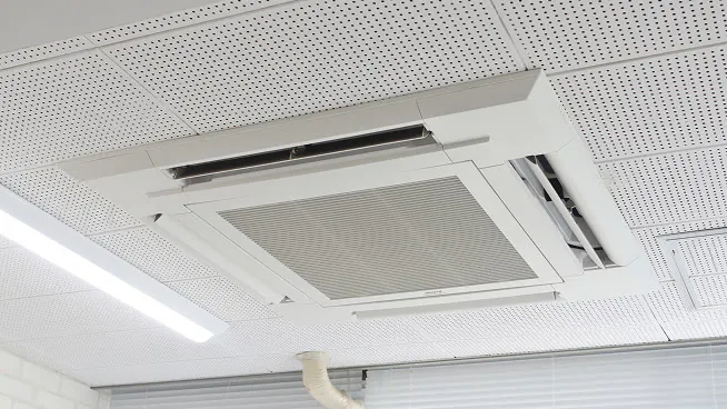 天井埋め込み型の業務用エアコン