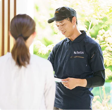 サンリストのスタッフがお客様に説明している様子