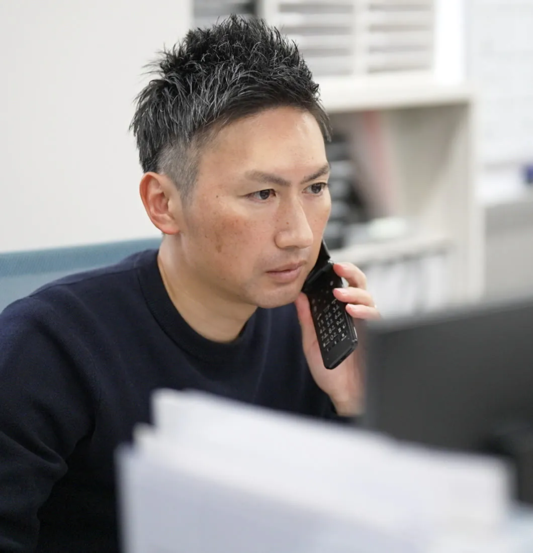 サンリストのスタッフが電話対応をしている様子