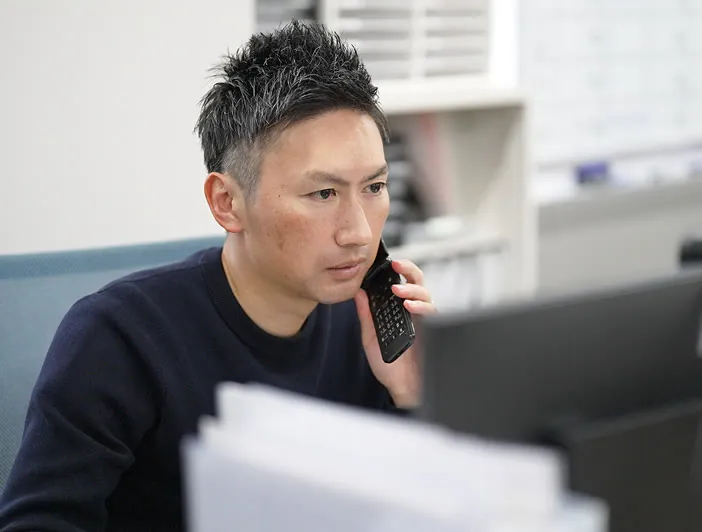 サンリストのスタッフが電話対応をしている様子