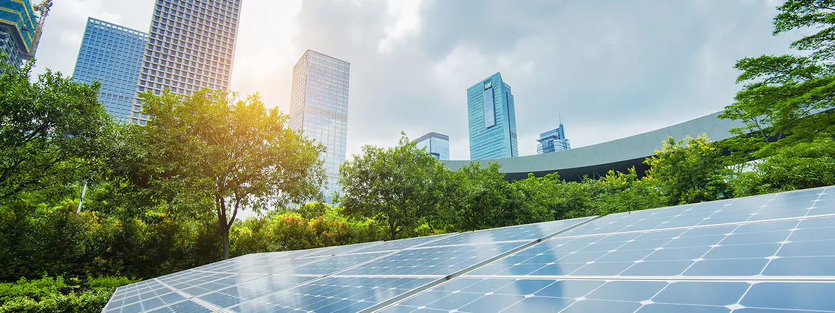 太陽光発電所と都市の風景