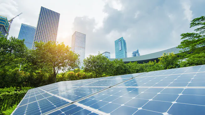 太陽光発電所と都市の風景