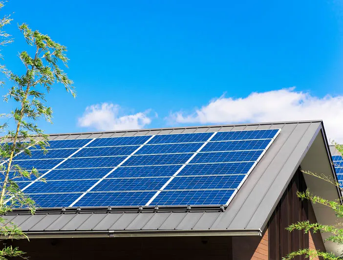 住宅の屋根に設置された太陽光パネル