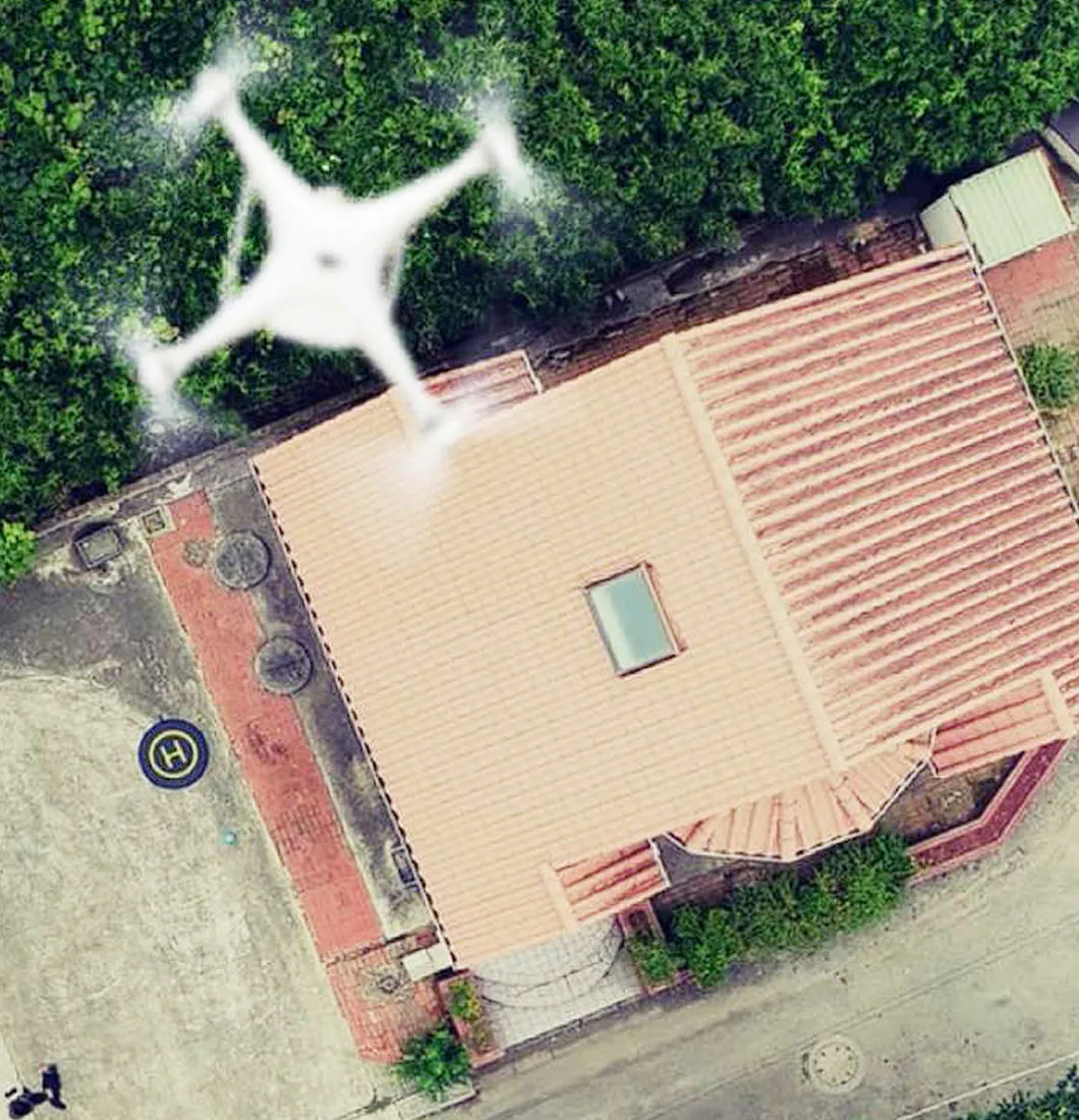 ドローンによる屋根の上空点検の様子