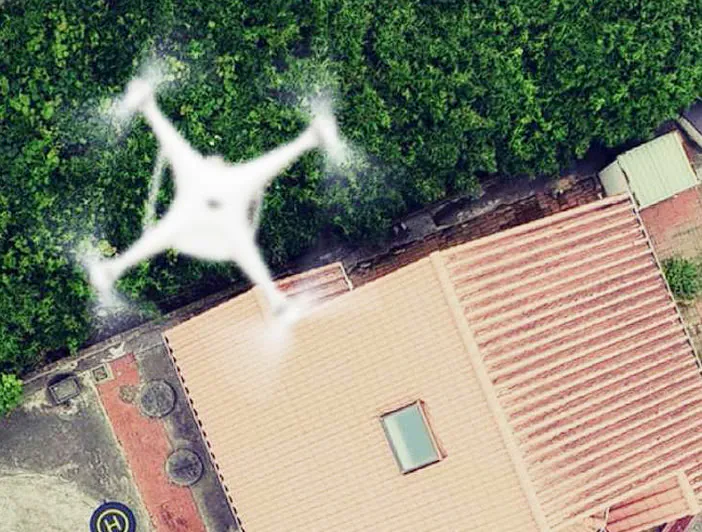 ドローンによる屋根の上空点検の様子