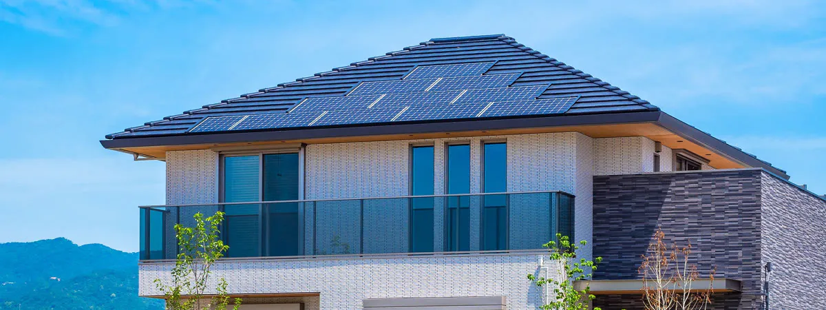 住宅の屋根に設置された太陽光パネル