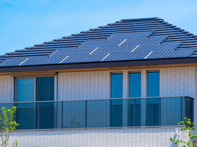 住宅の屋根に設置された太陽光パネル