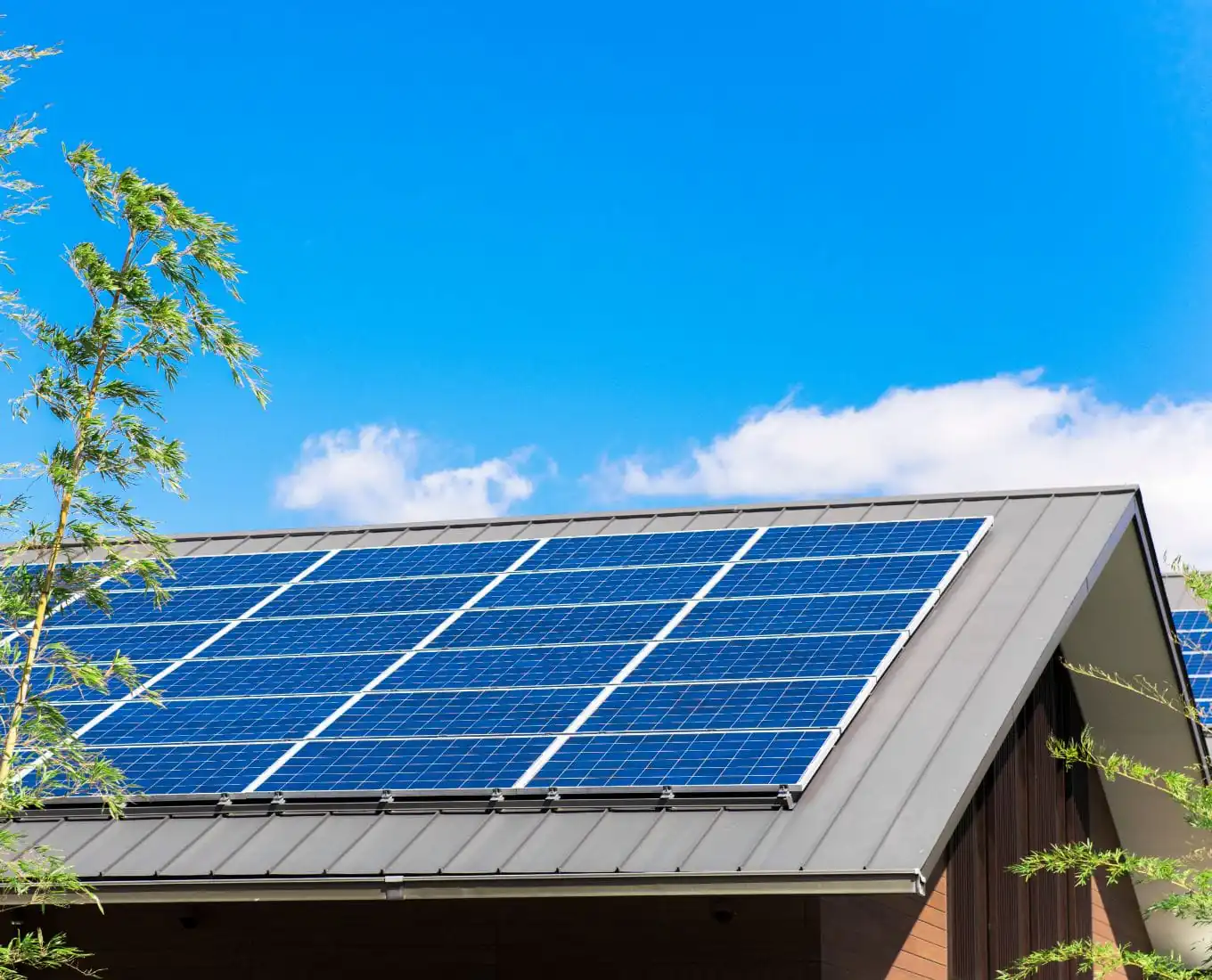 住宅の屋根に設置された太陽光発電システム