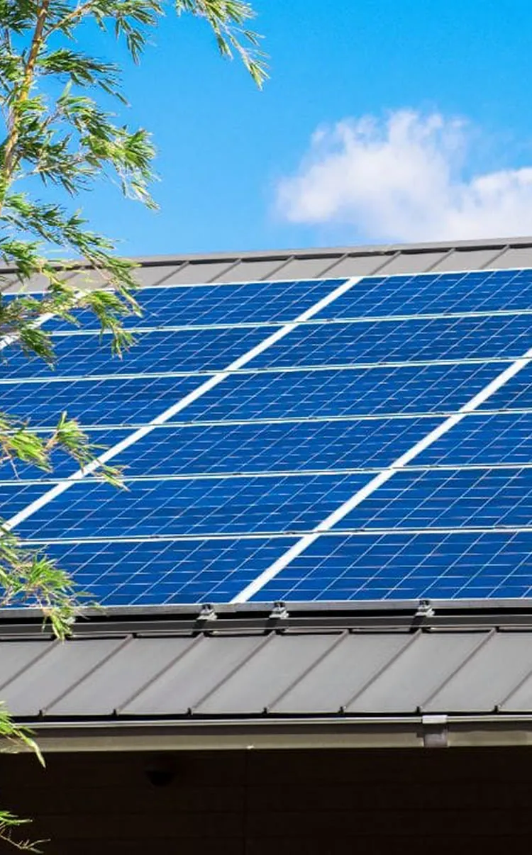 住宅の屋根に設置された太陽光発電システム